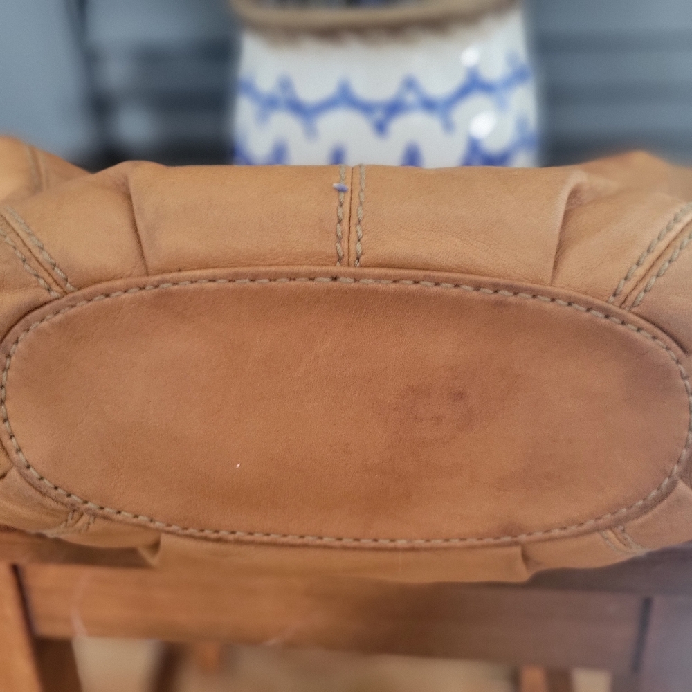LeatherTignanello Bag with Slouchy Design and Gold Zipper - Picture 4 of 7